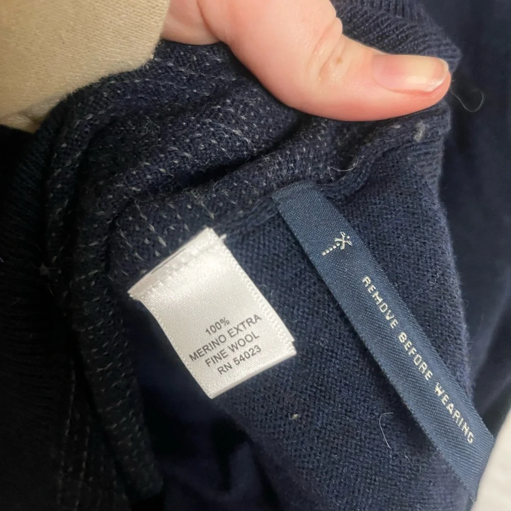 Banana Republic Men's 100% Merino Wool Navy Knot Pattern V-Neck Sweater- Size M